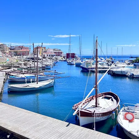 Ida Palace, New Deluxe Seafront Apartment