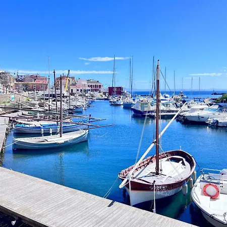 Ida Palace, New Deluxe Seafront Apartment